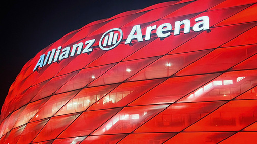 Die Allianz Arena in Rot, ein passender Rahmen für die Allianz zwischen dem FC ­Bayern München und Drutex, als „Offizieller Tür- und Fenstersystempartner“.