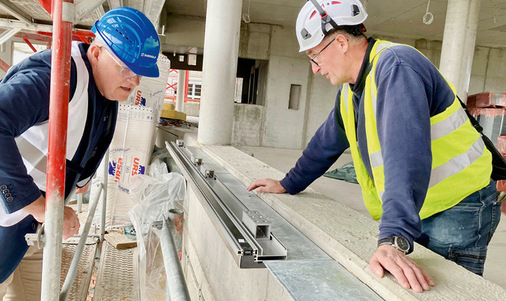 Feldhaus Obermonteur Ewald Schmidt (r., „Der Erfahrenste, den wir haben“) und Gargiulo Vertriebsleiter Marcus Müller nehmen die Positionierung für das ­Insufox Profil in Augenschein.