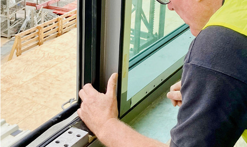 Wie berichtet, werden die stattlichen Elemente zum Teil auch auf die Insufox Profilgeometrien abgelastet. Das PET-Material, das sich für jedes Fenstersystem adaptieren lässt, ist hochdruckfest.