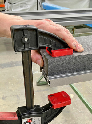 Zunächst spannt der Profi das Material aus dem hochverdichteten PET Schaum mit ­einem Lambda Wert von 0,043 ein, damit es in der weiteren Verarbeitung nicht verrutscht. Der Einsatz des Insufox ist den ­hohen Anforderungen an Energieeffizienz und ­Behaglichkeit im Objekt geschuldet.