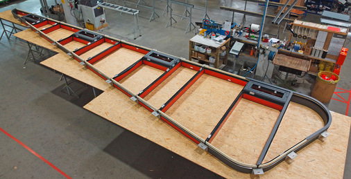 Das Fassadenelement wurde vorab in der Werkstatt von Foppe+Foppe komplett ­vormontiert.