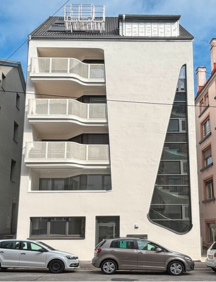 Das beinahe 12 Meter h﻿ohe Fassadenelement an einem fünfstöckigen Wohnhaus in Stuttgart erinnert durch seine Form an einen Tropfen oder eine Träne.