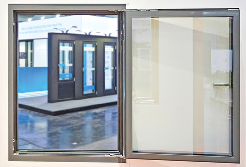 Aluminiumfenster mit flächenbündigem Profil und der neuen verdeckt ­liegenden Bandseite „Roto AL Designo | STS 180°“.