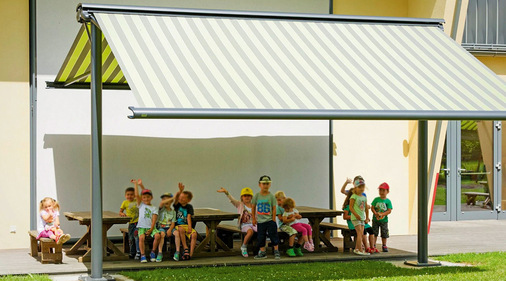 Kinder sind besonders hitzeempfindlich. Sonnensegel oder Markisen schaffen hier wirksame Schattenplätze im Außenbereich.
