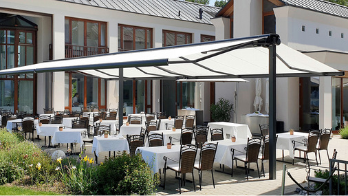 Die freistehenden Ständersystem des „syncra-Modells“ befestigten Gelenkarmmarkisen können jeweils einzeln ein- und ausfahren, und so auch nur einseitig genutzt werden.