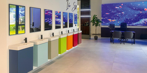 Individuelle Spiegel lassen sich ﻿bei Spiegel21 bestellen, inklusive der passenden Möbel﻿.