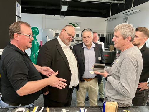 Anwendungstechniker Thomas Fogel (li.), hier im Gespräch mit v.li. Jens Johanni, Bernd Schneider, Henning Hild, Robin Titzkus, stellte dem Suppliers Team in der Bonding Arena bei Lohmann Technologien vor und zeigte, was sie zu leisten imstande sind.