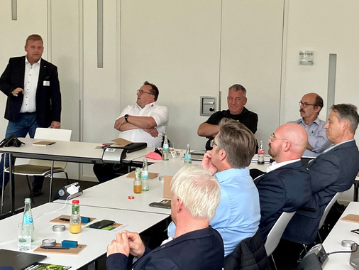 Thomas Reinert (li.), Gesamtvertriebsleiter bei der Gutmann Bausysteme GmbH, berichtete der Gruppe vom strategischen Austausch mit anderen Protagonisten am Markt und zeigte Optionen auf für die Ausgestaltung der Initiative.