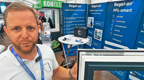 Technischer Außendienstler Raphael Maas präsentiert zum ersten Mal auf den NFF den neuen Fensterfalzlüfter von Regel-air