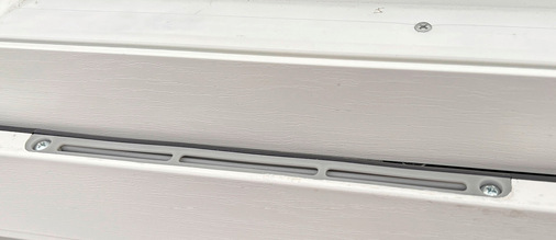 Hier das Prototyp-Modell in Grau vom Präsentationsexemplar beim NFF in Brockel. Die ­Fensterfalzlüfter sind in verschiedenen Farbnuancen lieferbar.