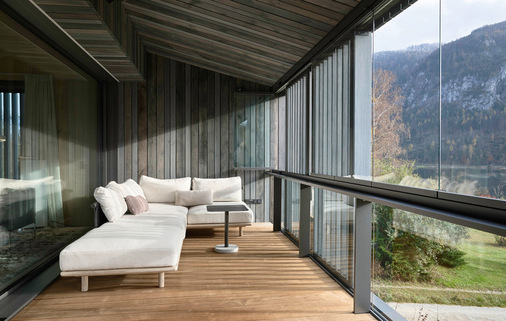 Die 3 m tiefe Loggia dient als Klimapuffer, wobei das Raumklima durch das ­Öffnen und Schließen der Schiebefenster innen und Schiebe-Dreh-Elemente außen ­individuell gesteuert wird.