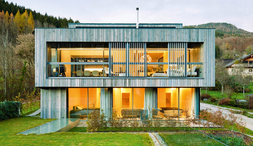 Für uneingeschränkte Ausblicke auf den See ist die Südseite des Gebäudes mit cero Schiebefenstern vollständig verglast.﻿