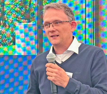 Der Sachverständige Mark Schütt auf der Bühne