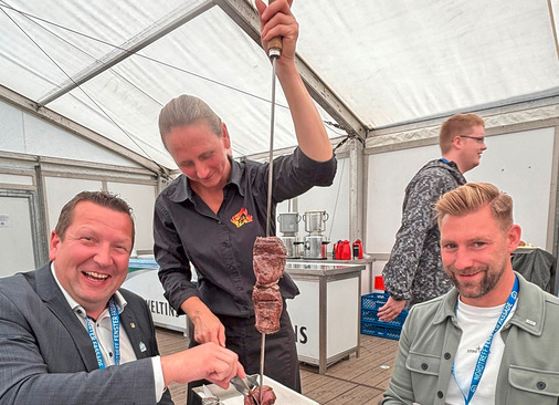 Herzlichern Austausch: Oliver Krause (Gutmann, l.) und Thomas Menke (GU).