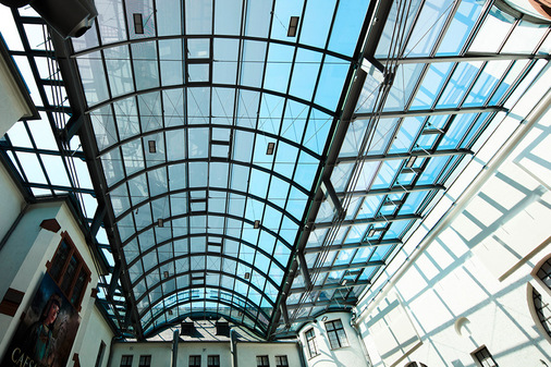 Das stützenfreie Glasdach wurde unter besonderer Berücksichtigung der historischen Bausubstanz und des Denkmalschutzes konstruiert.