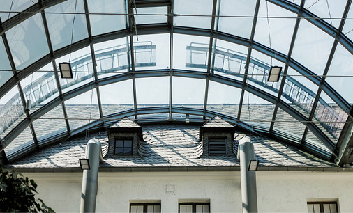 Unterschiedlich bedruckte Glasflächen mit Transparenzgraden von 0 bis 85 Prozent sorgen gezielt für Temperaturunterschiede unter dem Dach und reflektieren Strahlungswärme.