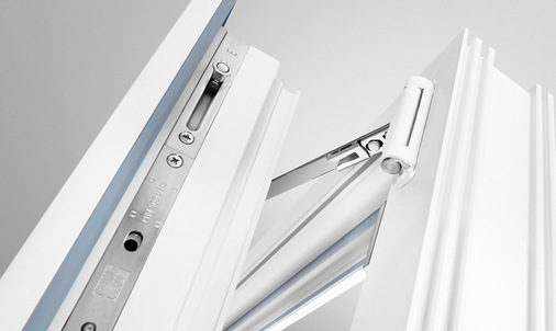 Die starke Bandseite von Winkhaus ist stabil und ordnet sich dem Fensterdesign unter.