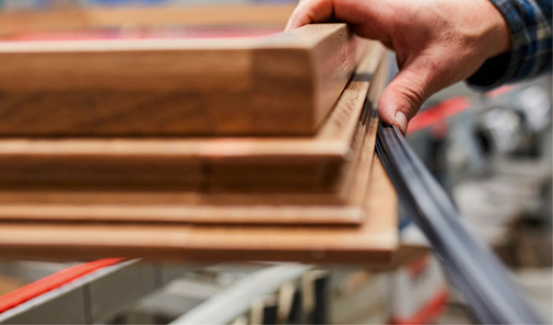 Sind Holzfenster noch gut erhalten, können hochwertige Beschläge und Dichtungen die Energieeffizienz von Gebäuden deutlich verbessern.