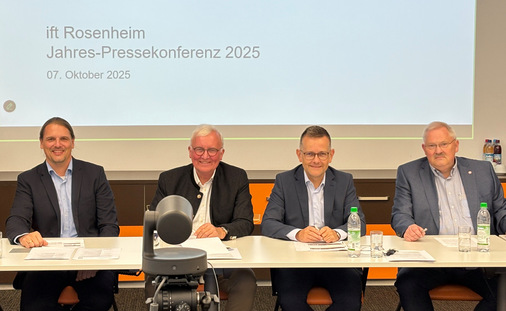 ift-Vorstand und Präsidium gut gelaunt auf der Pressekonferenz.