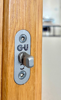 Neuer Verriegelungsbolzen für Hebe-Schiebetüren. Das unscheinbare, aber entscheidende Bauteil verfügt über zwei definierte Arretierungspositionen. In der ersten Position wird die volle RC2-Sicherheitsverriegelung eingenommen.