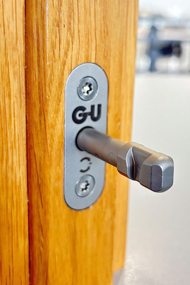 ... Mit nur einem Handgriff lässt sich der Bolzen herausfahren und in die Lüftungsstellung bringen. Dadurch ist eine Spaltlüftung möglich, bei der der Flügel leicht geöffnet, aber dennoch stabil fixiert bleibt.