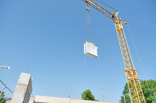 Die Windowment-Elemente mit Fenster von Gugelfuss schweben über den Kran ins Haus.