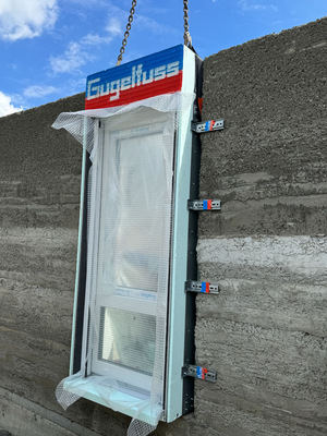 Ruckzuck sind die Windowment-Elemente mit Fenster von Gugefluss in die Fassadenausschnitte eingehoben