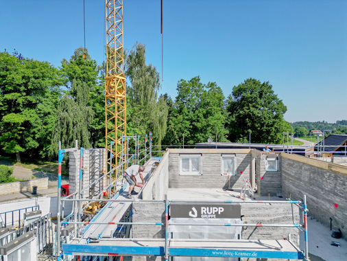 Stück für Stück nach oben: Auch im Obergeschoss wurden die Windowment-Elemente mit Fenster von Gugelfuss sicher und schnell eingebaut