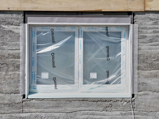 Klar, dass die Windowment-Elemente mit Fenster von Gugelfuss nicht nur komplett mit Dämmung und Jalousiekasten angeliefert wurden, sondern auch mit vorinstallierten Putzschienen