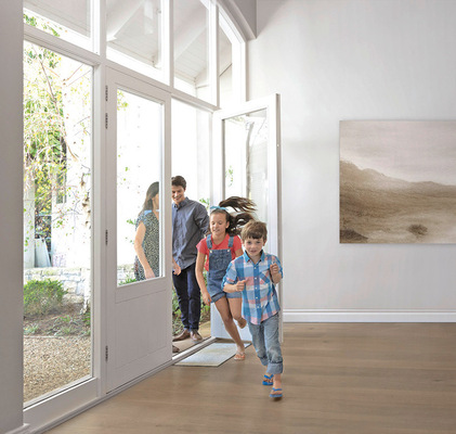 Dank des seitlichen Hebels am Roto „Stulpflügelgetriebe Standard“ ist die Bedienung des zweitöffnenden Flügels einfach möglich. Lästiges Bücken gehört der Vergangenheit an. Die fehlerfreie Bedienung ist durch die Fehlbedienungssperre gewährleistet.