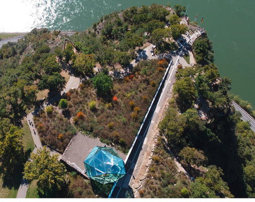 Hoch oben auf dem Loreleyfelsen „überblickt“ die Dachkonstruktion aus Glas und Stahl den Rhein und die Umgebung.