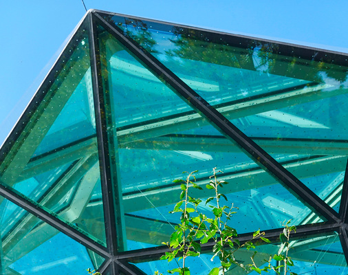 Der Vogelschutz in den VSG-Laminaten wurde mit Saflex FlySafe 3D Folie umgesetzt.