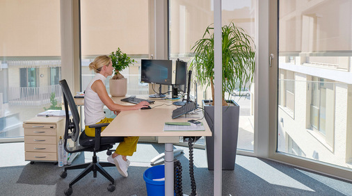 Eine  automatische Sonnenschutzlösung unterstützt die natürliche Temperatur­regulierung – durch Hitzeschutz, und durch passive solare Wärmegewinne.