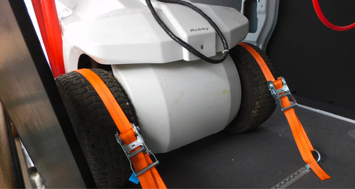 Mit Spanngurten um die Räder ist der Robby stabil gehalten.