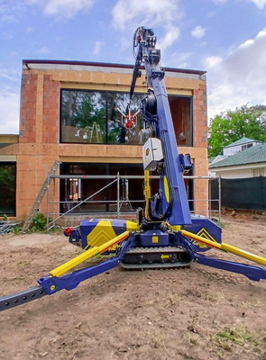 Zum Lieferumfang des Minikran zählen auch verstellbare Stützfüße mit automatischer Nivellierung.