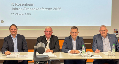ift-Vorstand und Präsidium gut gelaunt auf der Pressekonferenz.