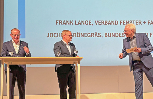 Jochen Grönegräs (BF, l.) und Frank Lange (VFF) lieferten Infos über die Branchenlage (r.: Christian Anders)