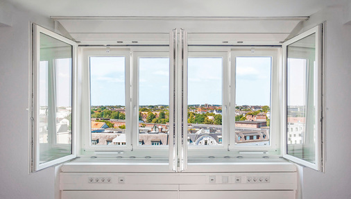 Geze im Einsatz: Verbaut sind Slimchain Öffnungsantriebe kombiniert mit Power Lock Verriegelungsantrieben.