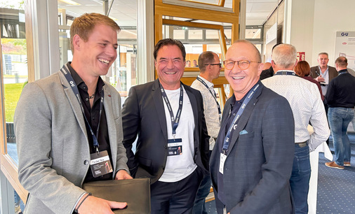 GU-Verkaufsleiter Deutschland Süd Ulrich Karl im heiteren Austausch mit Manfred Förg (Prokurist und Betriebsleiter bei Schöb Anton Fenster- u. Treppenbau GmbH & Co KG) und Armin Nuffer (geschäftsführender Gesellschafter bei wipfler fenster + fassaden gmbh).