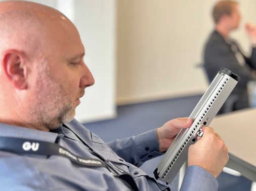 Matthias Heilig, Leiter Qualitätsmanagement bei HeKa Herzog GmbH inspiziert die Wirkweise der HS Spaltlüftung von GU.