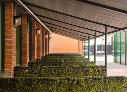 Die „Stratford School Academy in London erhielt einen Sonnen- und Wetterschutz für ihre Pausenzone.