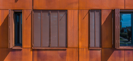 Bei der Maschenweite und dem Lochmuster des Streckmetalls auf den Faltläden gibt es prinzipiell keine Einschränkungen.