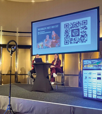 Einen interessanten Live-Podcast „Werken mit Recht“ auf der Bühne lieferten die Rechtsanwältinnen und Podcasterinnen Kim Cleve und Jennifer Smoch.
