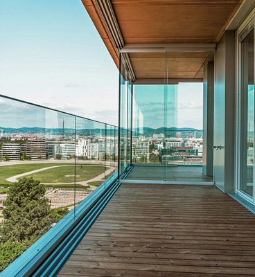 Die Glasbrüstungen und die Schiebesysteme des Wohnturm verbinden einen hohen architektonischen Anspruch mit technischer Detailarbeit.