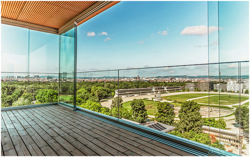 Neben den Glasbrüstungen kam das Glasschiebesystem GM Toproll 15/24 von Glas Marte zum Einsatz. Das System wurde speziell für das Projekt angepasst.