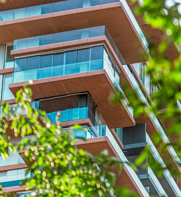 Die werkseitig vorgefertigten Glasgeländer schaffen maximale Transparenz und ermöglichten eine schnell und präzise Montage.