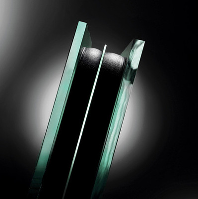 Die neuen schlanken Dünnglas-Isoliergläser besitzen eine ultradünne Mittelscheibe von Corning und haben  TPS-Abstandhalter.