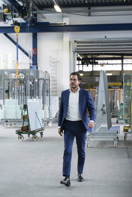 Geschäfts­führer Simon Cordes beim Rundgang in der Produktion