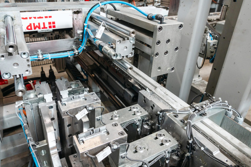 Automatisches Setzen der Schließteile.