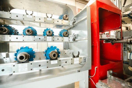 Zwei 3-Achs-Bearbeitungsstationen mit je einem 12-Fach-Werkzeugwechsler übernehmen stirnseitige Bearbeitungen, wie das Dichtungshinterfräsen oder das Kämpferkonturfräsen.
